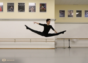 Torniamo in Europa: il ballerino Peter Kruger si riscalda a Rotterdam, la seconda più grande città dell’Olanda (foto del ballerino Nick Zhao). 
