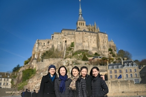 Les danseurs de la Shen Yun International Company devant le Mont Saint-Michel. (Photo de la projectionniste Annie Li)<br />
