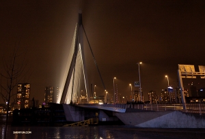 Tampilan dekat jembatan Erasmus Rotterdam di malam hari—secara harfiah menjembatani kesenjangan antara bagian utara dan selatan kota. (Foto oleh Nick Zhao)