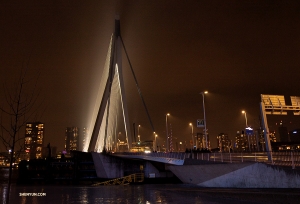 Un primo piano notturno del ponte Erasmus di Rotterdam, che collega le parti nord e sud della città (foto di Nick Zhao). 
