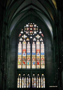 Reihen mit Gebetskerzen erhellen die Kathedrale. (Foto: Tiffany Yu)
