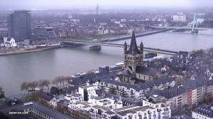 Entre les villes de la tournée, la Shen Yun International Company s’arrête à Cologne, en Allemagne. (Photo de la percussionniste Tiffany Yu)<br />