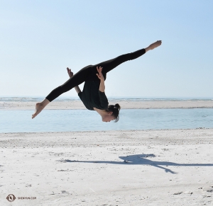 La danseuse Emily Pan effectuant une figure aérienne (qianting). (Photo de la danseuse Zoe Jin)<br />