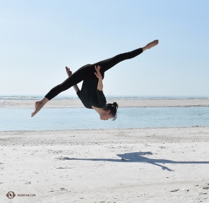 La danseuse Emily Pan effectuant une figure aérienne (qianting). (Photo de la danseuse Zoe Jin)<br />
