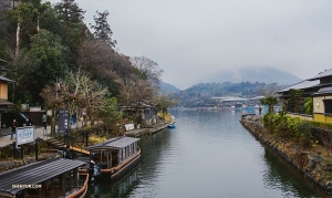 Pogodny widok Kyoto i rzeki Hozu, Japonia. (Michelle Wu)
