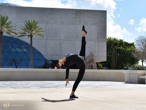 Penari Fadu Chen melakukan pemanasan dengan lebih dari satu cara. (Foto oleh Kaitlyn Chen)