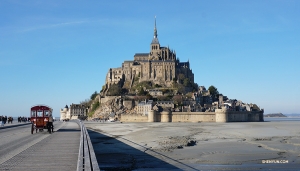 神韻国際芸術団はフランスでも有数の観光地モン・サン＝ミシェルを訪問。8世紀に遡る修道院だ。（撮影：ダンサー、李可欣）
