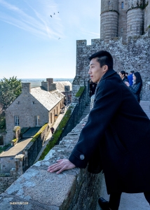 修道院の高台のバルコニーから景観を望むダンサーのジョー･チャン。（撮影：ダンサー、アンドリュー・ファン）