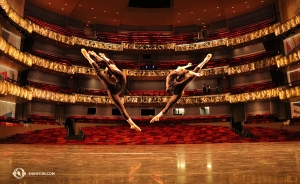 Die Shen Yun Global Company freut sich, in Kansas City, Minnesota, anzukommen! Tänzerin Xun Ba (li.) und Solotänzerin Shindy Cai beginnen ihr Training vor der ersten Vorstellung mit einem kunstvollen Sprung. (Foto: Tänzerin Megan Li)
