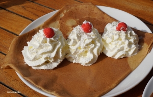 Les crêpes locales sont un must. Il semble y avoir plus de crème fouettée que de crêpe, mais nous pouvons y faire face. (Photo de Kexin Li)<br />
