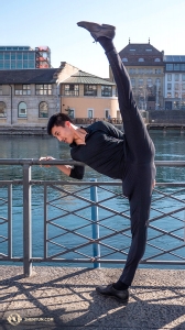 Pour qu'un danseur puisse donner un coup de pied de plus de 180 degrés, il doit aller bien au-delà, comme le fait Joe Chang ici. (Photo de Monty Mou)<br />