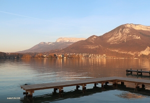 Mengunjungi Danau Annecy memberikan momen ketenangan selama tur yang sibuk. (Foto oleh Nick Zhao)