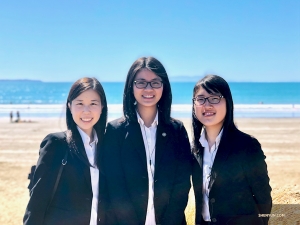 Les musiciens Carolyn Hwang, Annie Wu et Claire Lee (G-D) posent devant l'océan Indien après une semaine de représentations à Perth, en Australie. (Photo de la danseuse Cheney Wu)<br />
