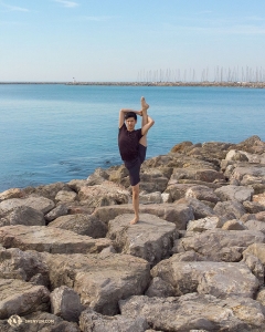 Le danseur Scott Xu nous fait la démonstration d’un lancé puis tenue de jambe à la verticale (chao tian deng) parmi les rochers. (Photo du danseur Andrew Fung)<br />