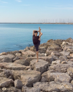 Le danseur Scott Xu nous fait la démonstration d’un lancé puis tenue de jambe à la verticale (chao tian deng) parmi les rochers. (Photo du danseur Andrew Fung)<br />
