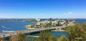 Nous jetons un coup d'œil à Swan River depuis Kings Park en direction de l'aéroport. Nous nous reverrons l'année prochaine, Perth ! (Photo de Regina Dong)<br />
