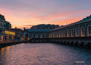 Bâtiment des Forces Motrice yang diterangi saat senja. (Foto oleh Andrew Fung)