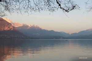 La ville et le lac sont magnifiquement nichés au cœur des Alpes françaises. (Photo deNick Zhao)<br />