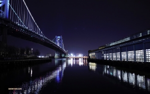 Vue nocturne du pont Benjamin Franklin, suspendu au-dessus de la rivière Delaware.<br />
