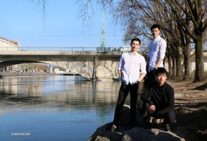 Penari berpose di Rhône terkenal yang menghubungkan Danau Jenewa. (Foto oleh Nick Zhao)