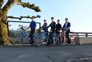 Faire du vélo permet à la fois de faire des visites touristiques efficaces et un peu d’exercice à l’air frais. (Photo de Nick Zhao)<br />
