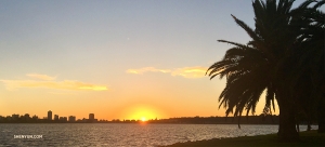 Pendant ce temps, dans le pays de Down Under, la Shen Yun World Company réussit à photographier le soleil couchant, sur un lac près de l'hôtel, à Perth. (Photo de la projectionniste Regina Dong)<br />
