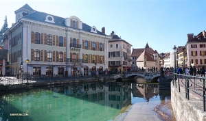 Annecy is a charming place to visit, with its pretty canals, cobblestone walkways, and pastel-colored buildings. (Photo by Kexin Li)
