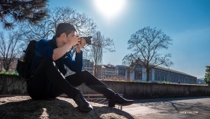 Avec le théâtre en arrière-plan, un danseur / photographe s'interrompt pour prendre une photo parfaite. (Photo de Monty Mou)<br />
