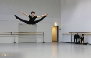 Le danseur Peter Kruger fait un saut tout en se déplaçant (xing jin shuang fei yan) avant l'une des quatre représentations à Genève. (Photo de Nick Zhao)<br />
