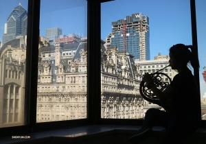 La silhouette de la joueuse de cor français Chi-Chien Weng en train de répéter avant l’une des 25 représentations à Philadelphie. Rendez-vous plus tard pour voir où nous allons dans notre prochain album photo ! (Photo de Yu Lian)</p>
