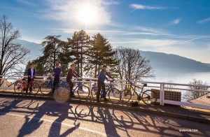 Une montagne ensoleillée et brumeuse en explorant Genève à vélo. (Photo de Nick Zhao)<br />