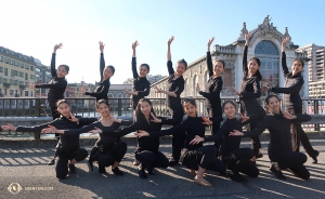 <p>Les danseurs aident à embellir l'espace en dehors du théâtre à Genève. (Photo de Kexin Li)<br />
