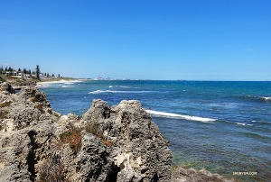 Une série de vagues se dirigent vers le rivage. C'est très relaxant de contempler l'océan Indien.<br />
