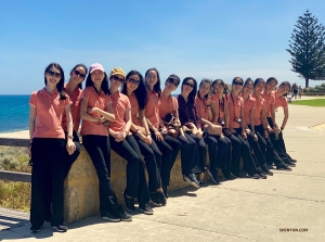 Penari berpose saat berhenti sejenak di Pantai Cottesloe sebelum menuju ke bandara. (Foto oleh Regina Dong)