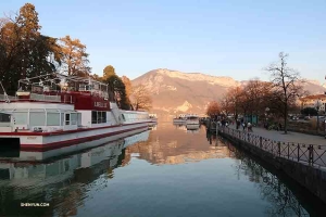 On the way from Montpellier to Geneva, the company stops in Annecy—a picturesque city in France. (Photo by erhu soloist Linda Wang)