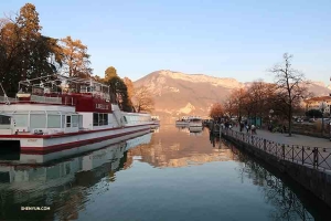 Sur la route de Montpellier à Genève, nous nous arrêtons à Annecy, une ville pittoresque de France. (Photo de Linda Wang, soliste d’erhu)<br />
