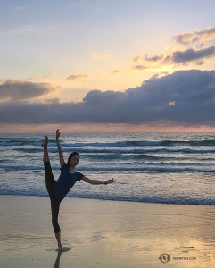 <pre>La danseuse Betty Wang complète ce doux lever de soleil. </pre>
