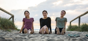 Tancerki (od lewej) Liz Lu, Michelle Wu i Daniella Wollensak wstały wcześnie, by wyjść na plażę, właśnie cieszą się z dotyku piasku między palcami u stóp.