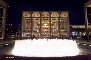 <p>En route de Pittsburgh vers notre siège à New York, la Shen Yun Touring Company réussit à surprendre la New York Company se produisant au Lincoln Center - quelle chance ! (Photo de Daniel Jiang) </p>
