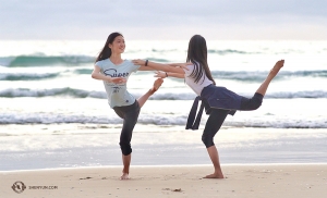 <p>Les danseuses Yoriya Kikukawa et Yuwen Lin (G-D) posent ensemble de façon amusante sur une plage ensoleillée. Nous avons joué dans six villes australiennes au cours des dernières semaines et nous nous rendrons ensuite en Corée !</p>
