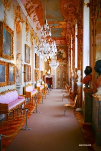 An elaborately adorned corridor. (Photo by Tony Zhao)
