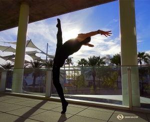 <pre>Pendant ce temps, en Arizona, le danseur Henry Hung pose sur le toit du théâtre Mesa Ikeda. (Photo du danseur Tony Zhao)</pre>
