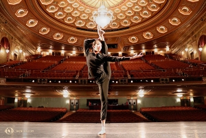 <pre>La danseuse Yinian Chen s'échauffe avant l'une des trois représentations dans ce bâtiment presque centenaire, autrefois une salle de cinéma, dès 1928. (Photo de Kaidi Wu)</pre>
