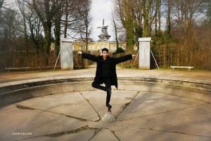 <p>Ce n’est pas encore la saison pour les jolies fontaines près du palais, mais la danseuse Tim Lin remplit l'espace en trouvant un autre usage pour le jet d'eau. (Photo de Tony Zhao) </p>
