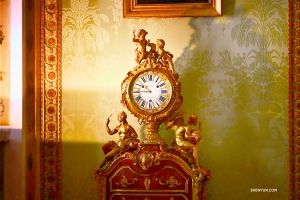 An ornate clock at “carefree palace.” (Photo by Tony Zhao)
