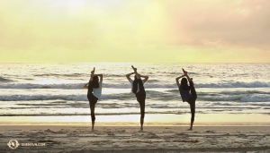 <pre>C'est le dernier jour de la tournée australienne et nous ne voulons pas manquer une minute ! Les danseurs se lèvent tôt pour faire des derniers étirements de jambes, en regardant le lever du soleil sur la plage. (Photo de Regina Dong</pre>
