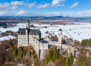 <p>Hohenschwangau, Allemagne ! La Shen Yun International Company se rend dans l'un des châteaux les plus populaires d'Europe : le château de Neuschwanstein, en Allemagne. Il est parfois désigné comme étant un palais de conte de fées, et a inspiré le château de la Belle au bois dormant de Walt Disney. </p>
