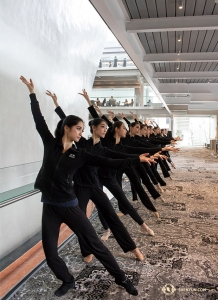 <p>Kami berada di Orlando yang cerah untuk enam pertunjukan selama lebih dari lima hari! (Foto oleh penari Megan Li) </p><p>Di Taman Negara Wekiwa Springs, para pemain dari Perusahaan Global Shen Yun bersantai di sebuah jembatan sementara yang lain melakukan aktivitas air seperti di kayak dan kano. (Foto oleh Megan Li)</p><p>Setelah seminggu pertunjukan di Perth, Shen Yun World Company mampir di kebun raya lokal sebelum melakukan perjalanan ke kota tur Australia berikutnya. (Foto oleh Manajer Perusahaan Vina Lee)</p><p>Bunga unik dari Australia ini disebut Bankia atau dikenal sebagai “The Jewel of Kings Park,” terdiri dari ribuan bunga individu kecil yang tumbuh di sekitar pola berduri.</p><p>Kami menikmati kerindangan pohon Blush Satinash sebelum bertolak ke bandara menuju Brisbane. Pohon berbunga ini berasal dari hutan hujan Australia</p><p>Sebagai pra-BBQ, penari Betty Wang membuat bukti di pasir bahwa kami pernah mengunjungi Taman Regional Long Bay di Aukland, Selandia Baru.</p><p>Sementara di Sydney, Shen Yun World Company berhasil mengabadikan keindahan terbenamnya matahari dengan warna orange di sepanjang kaki langit.</p><p>Penari Liz Lu di Pantai Bondi, Sydney—salah satu tempat wisata menarik yang paling banyak dikunjungi di Australia. (Foto oleh Michelle Wu)</p><p>Jam 5 pagi, alarm kebakaran membangunkan teknisi pencahayaan Benny Chan di hotelnya di Gold Coast, Australia. Secara kebetulan, menyaksikan saat matahari mulai menerangi kota, itu adalah awal yang bagus untuk hari dengan dua kali pentas!</p><p>Ini hari terakhir dari tur Australia dan kami tidak ingin melewatkan satu menit pun! Para penari bangun lebih awal untuk melakukan peregangan kaki terakhir sambil menyaksikan matahari terbit di pantai. (Foto oleh Regina Dong)</p><p>Penari Yuwen Lin, Yoriya Kikukawa, dan Betty Wang (Kiri-Kanan) menikmati pagi bersama terakhir mereka di Gold Coast, Australia.</p><p>Penari Betty Wang menyempurnakan suasana terbitnya matahari yang tenang.</p><p>Penari Liz Lu, Michelle Wu, dan Daniella Wollensak bangun lebih awal dan menikmati pasir di sela-sela jari mereka.</p><p>Siluet pagi Liz Lu di pantai saat matahari terbit</p><p>Penari Yoriya Kikukawa dan Yuwen Lin (Kiri-Kanan) dengan pose sedang bermain-main di pantai yang cerah. Kami telah tampil di enam kota di seluruh Australia selama lebih beberapa minggu terakhir, dan berikutnya kami akan berangkat ke Korea!</p><p>Sementara itu di Arizona, penari Henry Hung berpose di atap Teater Mesa Ikeda. (Foto oleh penari Tony Zhao)</p><p>Penari Allen Liu juga menggunakan kesempatannya. Shen Yun New York Company berada di kota untuk empat pertunjukan di galeri seni terbesar di negara bagian itu. (Foto oleh Tony Zhao)</p><p>Di Pittsburgh, Pennsylvania, Shen Yun Touring Company menikmati lobi Pusat Pertunujan Seni Benedum yang punya banyak hiasan. (foto oleh Penari Utama Kaidi Wu)</p><p>Penari Utama Miranda Zhou-Galati membiasakan dirinya dengan panggung di Pittsburgh. (Foto oleh Kaidi Wu)</p><p>Penari Yinian Chen melakukan pemanasan sebelum dimulai satu dari tiga pertunjukan di gedung yang berusia hampir 100 tahun ini, yang awalnya merupakan gedung bioskop di tahun 1928. (Foto oleh Kaidi Wu)</p><p>Kota Besi (Pittsburgh) saat terlihat dari pantai selatan Sungai Monongahela. (Foto oleh penari Daniel Jiang)</p><p>Dalam perjalanan dari Pittsburgh ke markas kami di New York, Shen Yun Touring Company mengabadikan pertunjukan Perusahaan New York Shen Yun di Lincoln Center-Betapa beruntungnya!? (Foto oleh Daniel Jiang)</p><p>Di Jerman, Shen Yun International Company mencicipi makanan lokal—lezat! (Foto oleh penari Andrew Fung)</p><p>Ini foto tempat kami mampir untuk menjelajah saat bepergian menuju Ludwigburg dari Jenewa—dapatkah anda tebak dimana letaknya? (Foto oleh penari Kexin Li)</p><p>Hohenschwangau, Jerman! Shen Yun International Company mengunjungi salah satu rumah kastil paling terkenal di Eropa yakni Kastil Neuschwanstein, Jerman. Terkadang disebut istana dongeng dan telah menginspirasi Kastil Sleeping Beauty dari Walt Disney.</p><p>Bagian depan dari kastil tempat Raja Ludwig II tinggal selama 172 hari sebelum ia wafat. (Foto oleh penari Monty Mou)</p><p>Ini merupakan istana pribadi yang dibangun oleh raja yang pemalu, ironisnya sekarang ia telah dibuka untuk umum dan dieksplorasi hingga enam ribu orang per hari selama puncak musim panas. (Foto oleh Kexin Li)</p><p>Sebuah pemandangan berbingkai Pegunungan Alpen Bavaria yang menakjubkan dari teras Kastil Neuschwanstein.</p><p>Danau Alpsee—satu dari dua danau dekat Kastil Neuschwanstein. (Foto oleh Kexin Li)</p><p>J