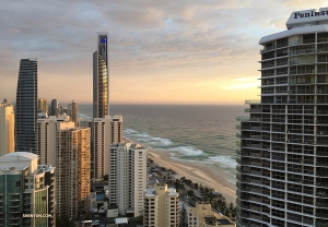 <p>Benny Chan, ingénieur éclairage, s'est réveillé à 5 heures du matin dans son hôtel de Gold Coast, en Australie. Assister au soleil levant, commençant à illuminer la ville est un bon début de journée de double performance !</p>
