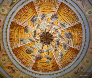 Look up! Even the ceiling is beautifully decorated. (Photo by Tony Zhao)
